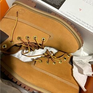 Timberland Men's Brown Leather Boots they fit like a 6-7, will sell for 107$.